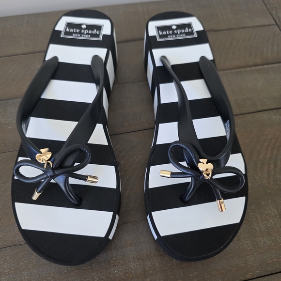 kate spade Shoes - Kate Spade NY Black White Stripe Flip Flop Sandlas Bow Gold Logo SZ- 8 Like New
